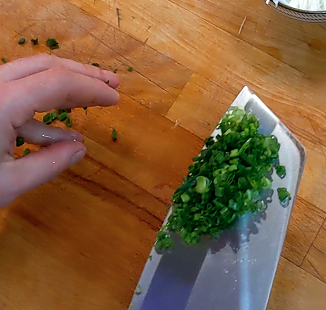 transporter facilement les legume découpé finement grace a la largeur du couteau de cuisine
