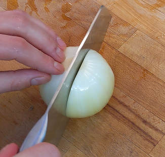 découper des gros oignon avec le couteau ideal pour ramen